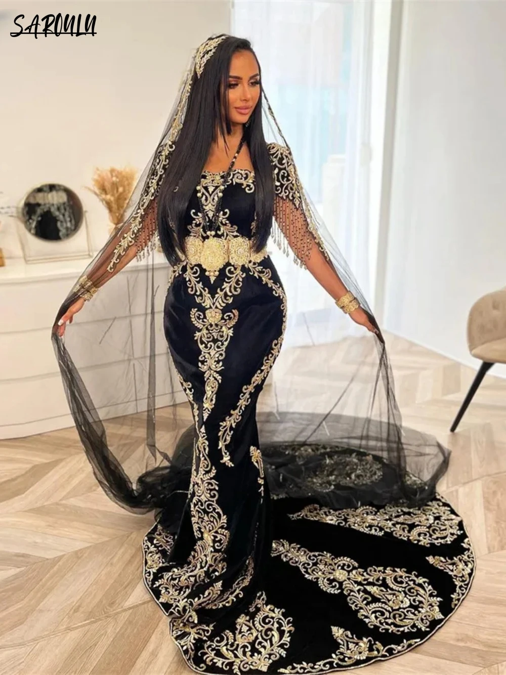 Алжирское вечернее платье в пол с квадратным вырезом и аппликацией