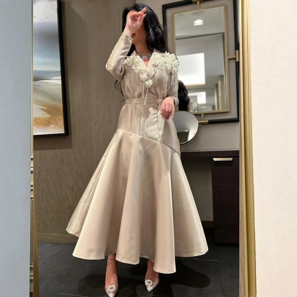 Трикотажное платье-миди с кисточками и V-образным вырезом