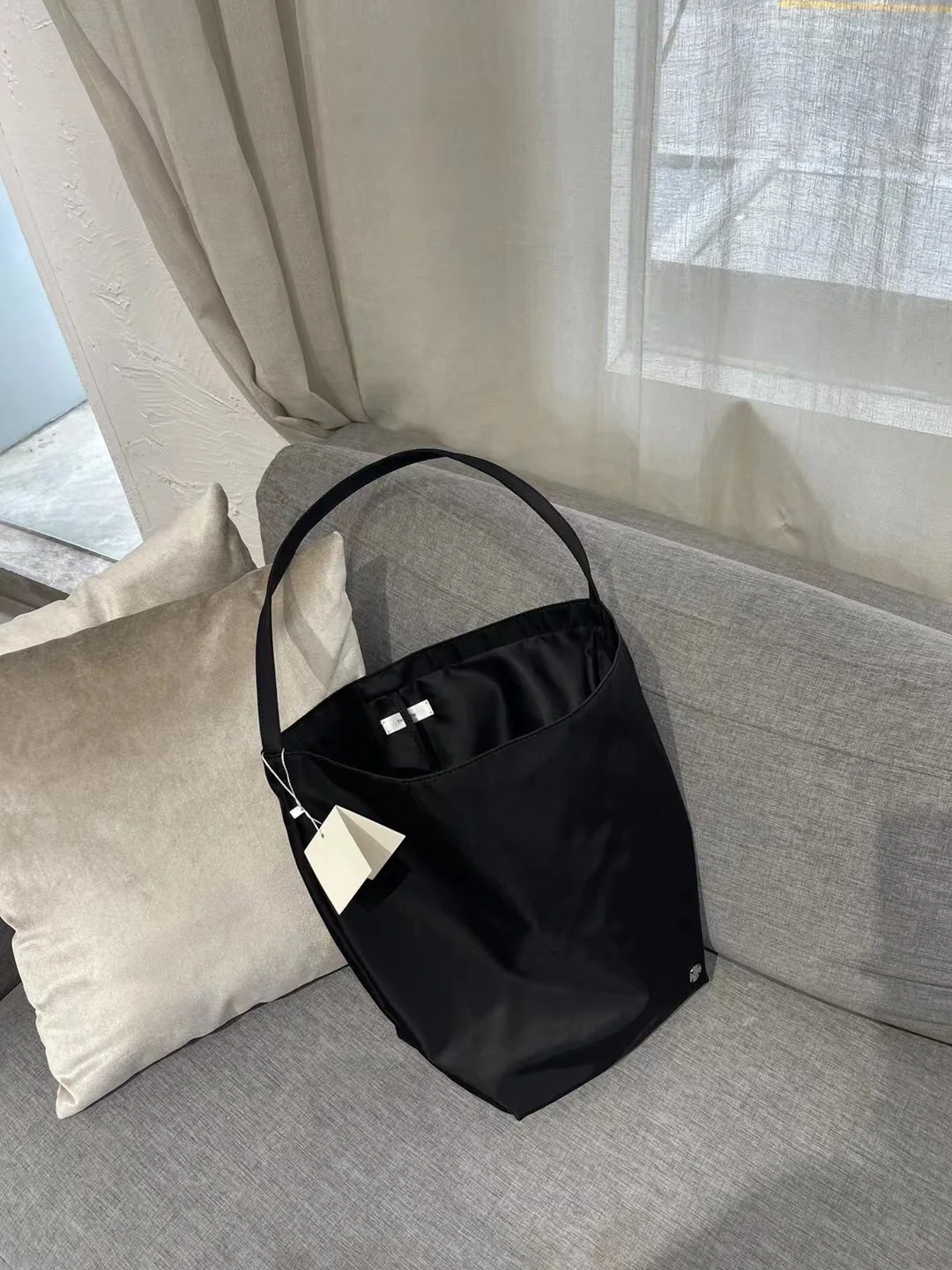 

Nylon bucket bag cloud bag niche high-end feeling large capacity commuting tote bag women's shoulder bag