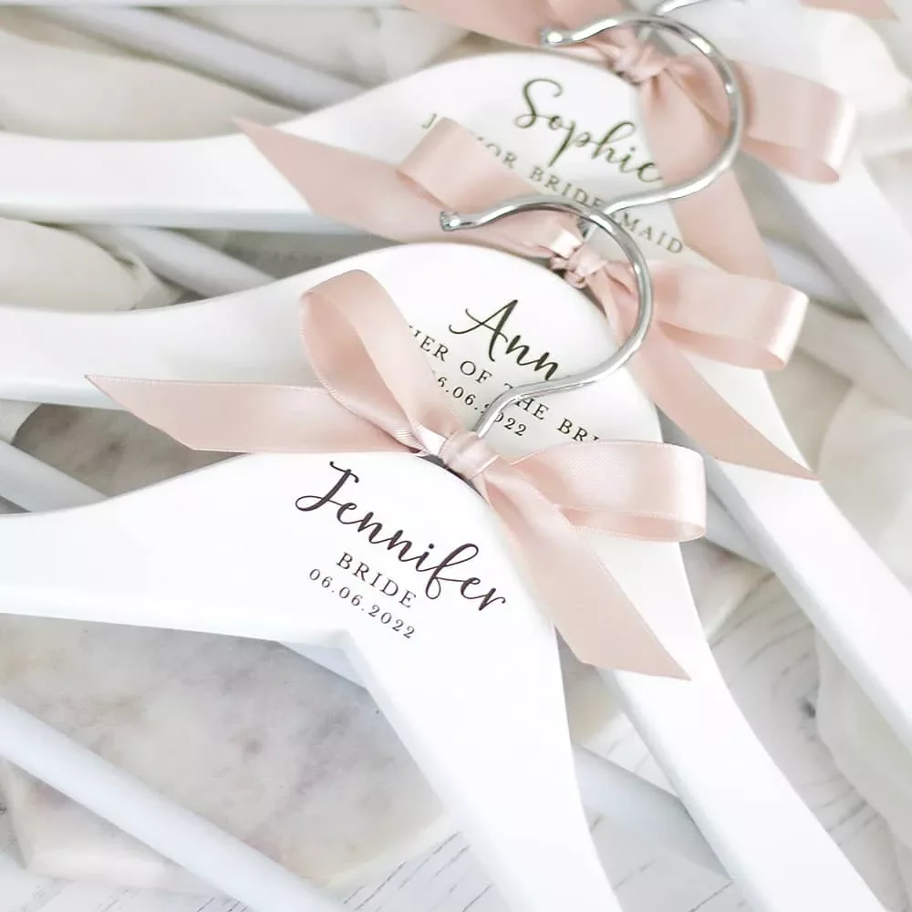 

White Solid Wood Hanger Custom Bridesmaid Wooden Hanger Non-slip Engraved Bridal Wedding Dress Hangers with Bow Modern Simple