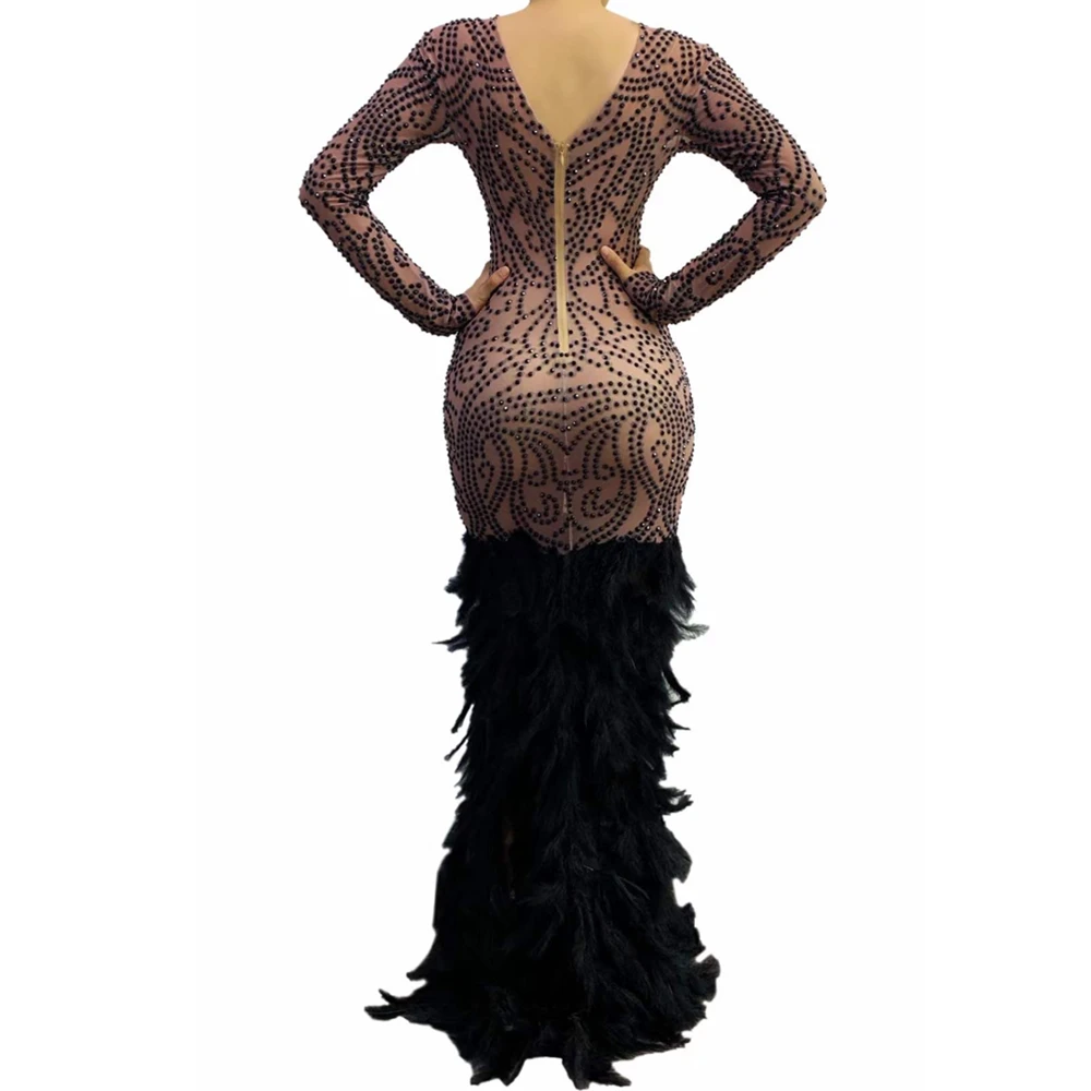 Женское платье с длинным рукавом черными перьями |