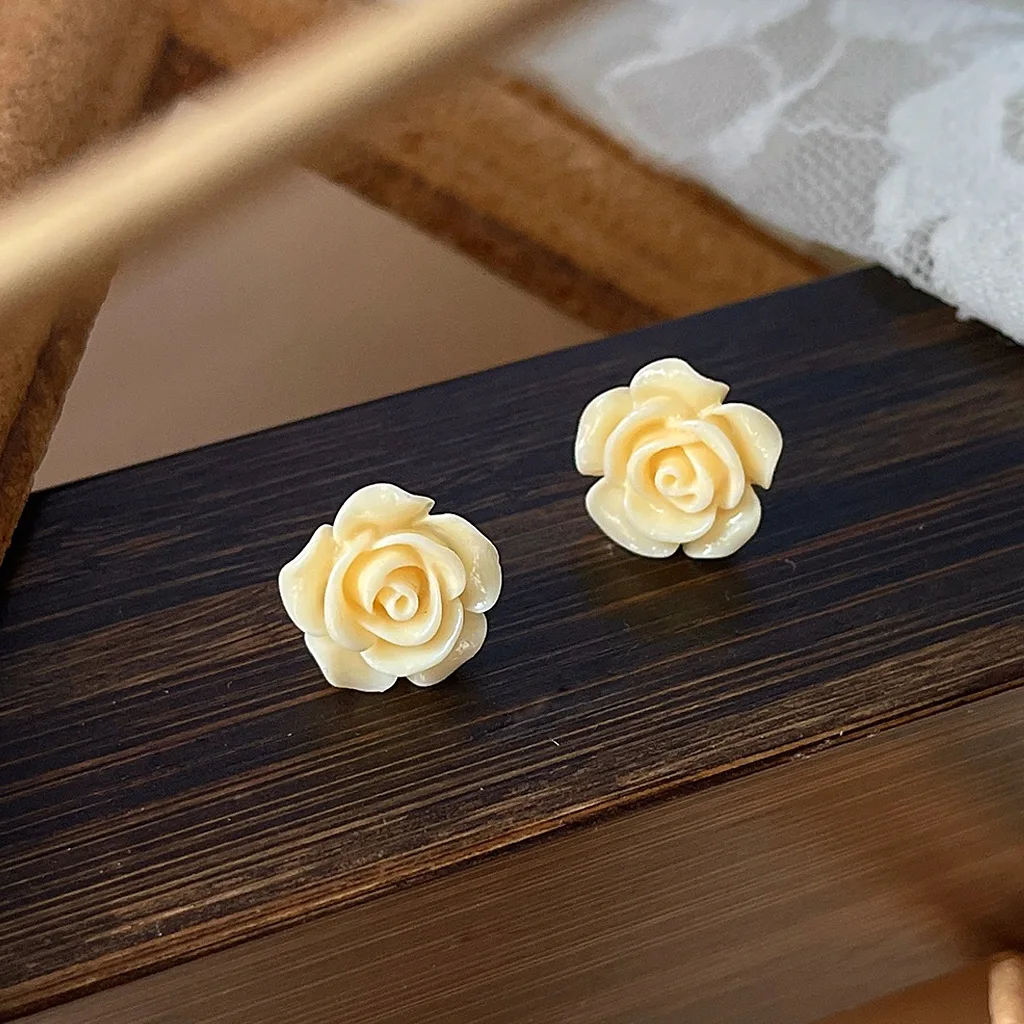 

Elegant White Flower Stud Earrings Temperament Resin Earrings for Women New Fashion Jewelry Gift