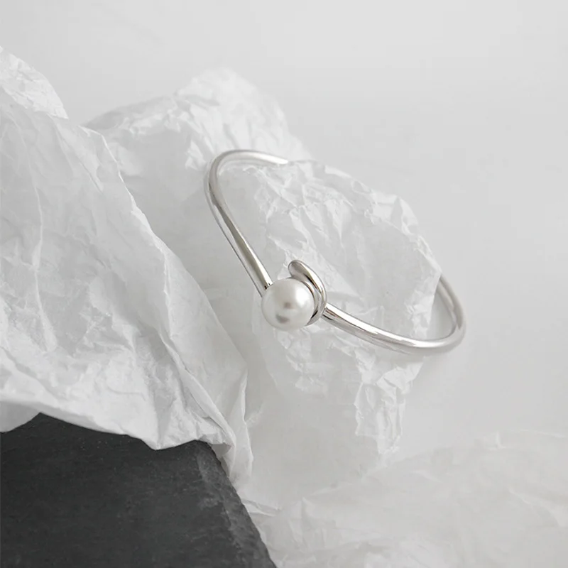 Женский серебряный браслет в минималистическом стиле