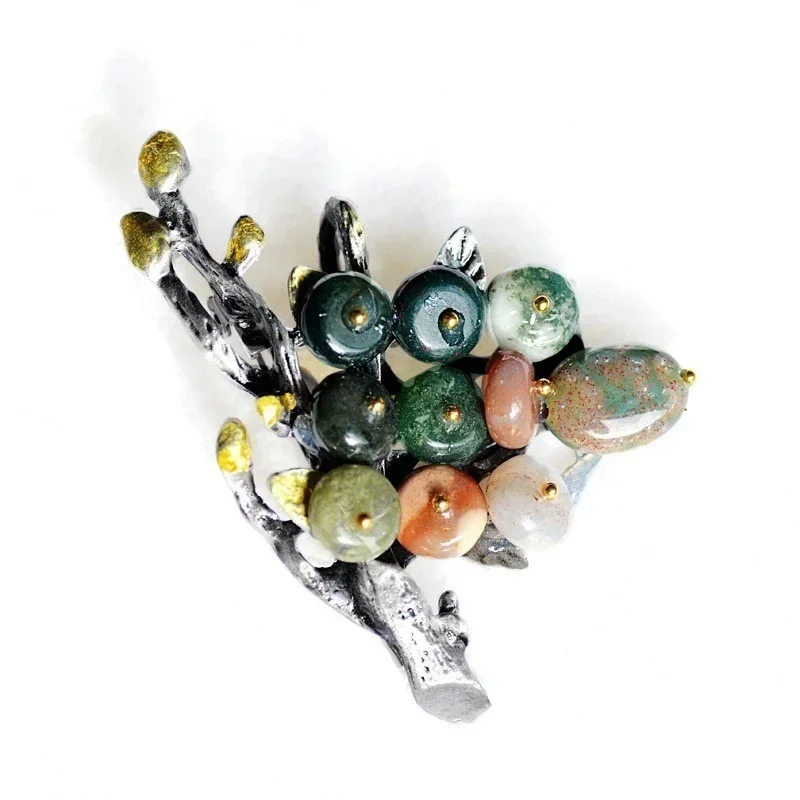 Брошь в виде цветка из натурального камня