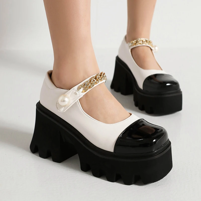 Туфли-лодочки из лакированной кожи с квадратным носком и металлической цепочкой