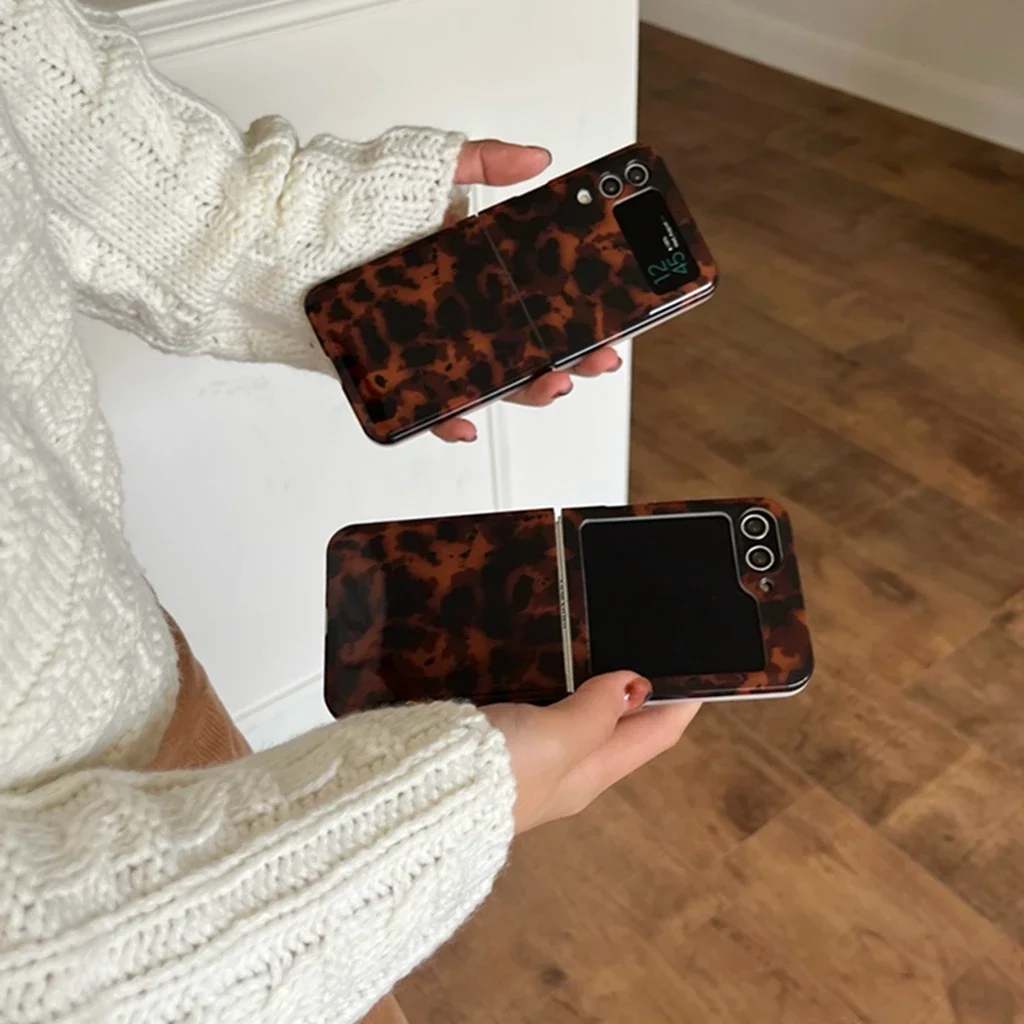 Стильный чехол для телефона в стиле ретро темного цвета с черепаховым из