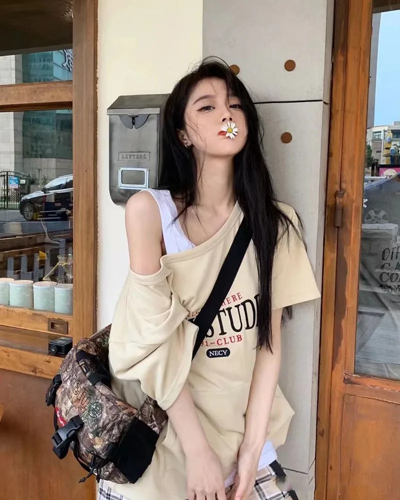 

Spring Design sense niche sports style off-the-shoulder T-shirt with halter belt, short sleeves, one-shoulder jacket two sets