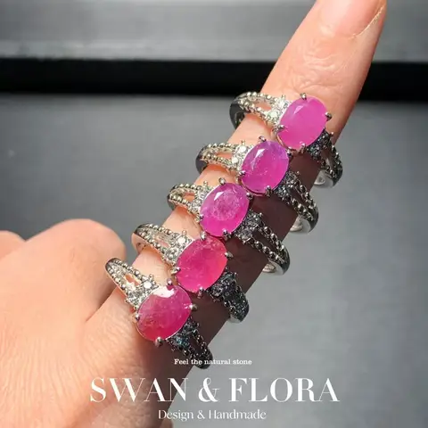 Женское кольцо из белого золота с рубином 8*6 мм