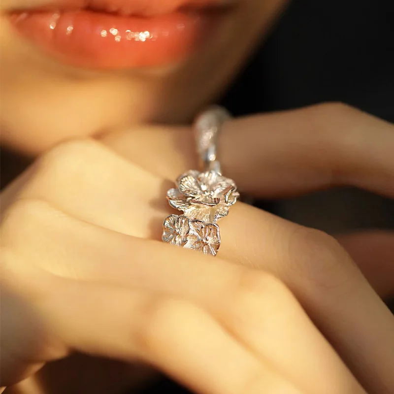 Женское кольцо в виде цветка стиле ретро