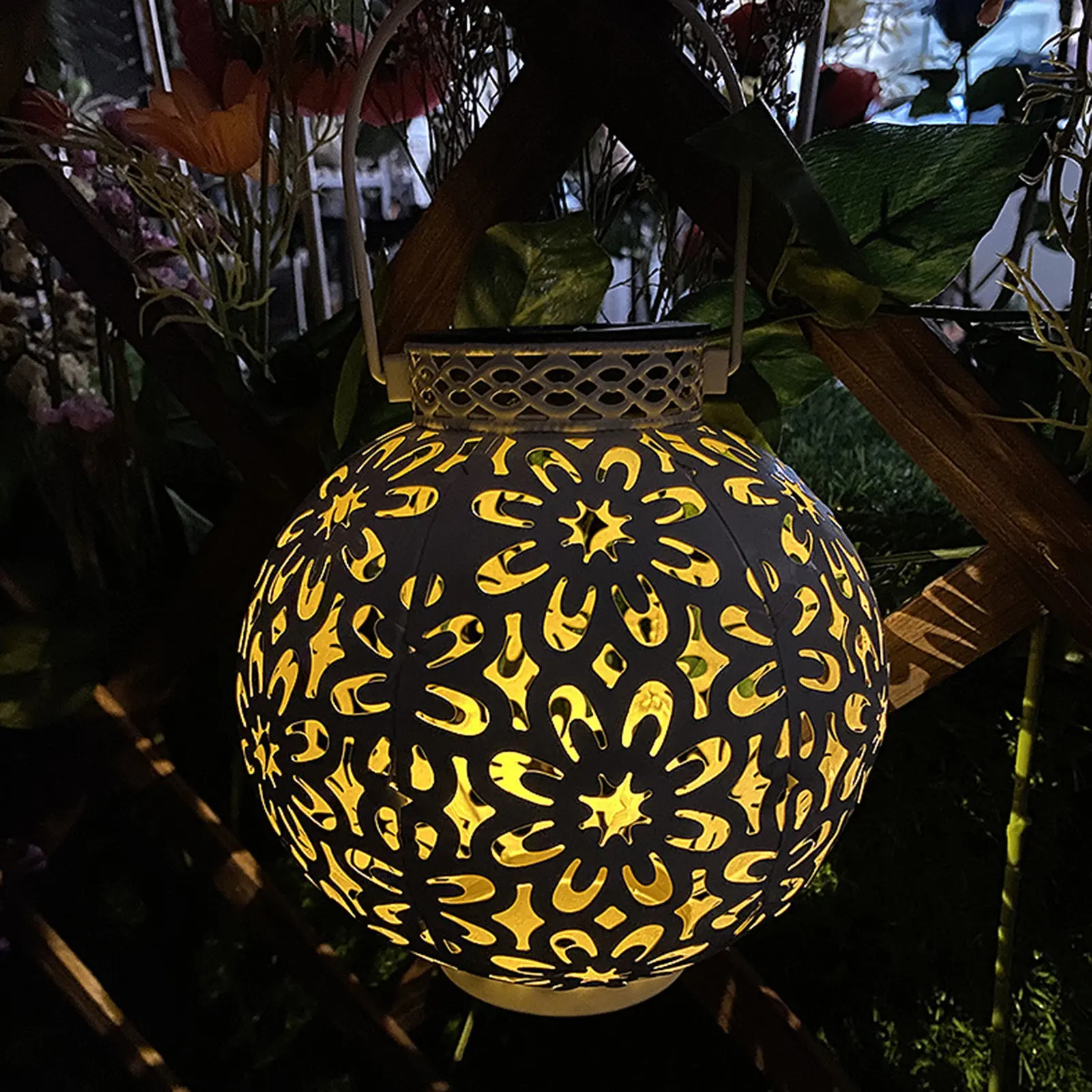 

2022 Garden Solar Lantern Outdoor Solar Hang Lantern Lights Metal LED Decorative Christmas Light for Garden Patio Hollowed-Out