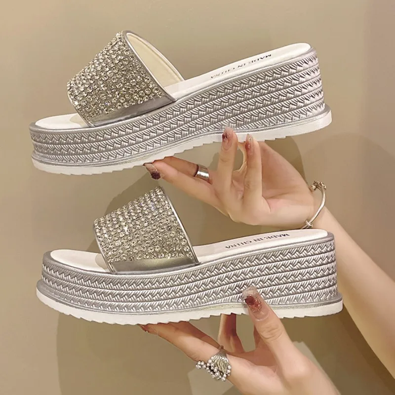 

Женские шлепанцы на танкетке Fad, пляжные сандалии на платформе с кристаллами, Классическая Повседневная обувь с ремешком на пятке, сланцы, лето 2023