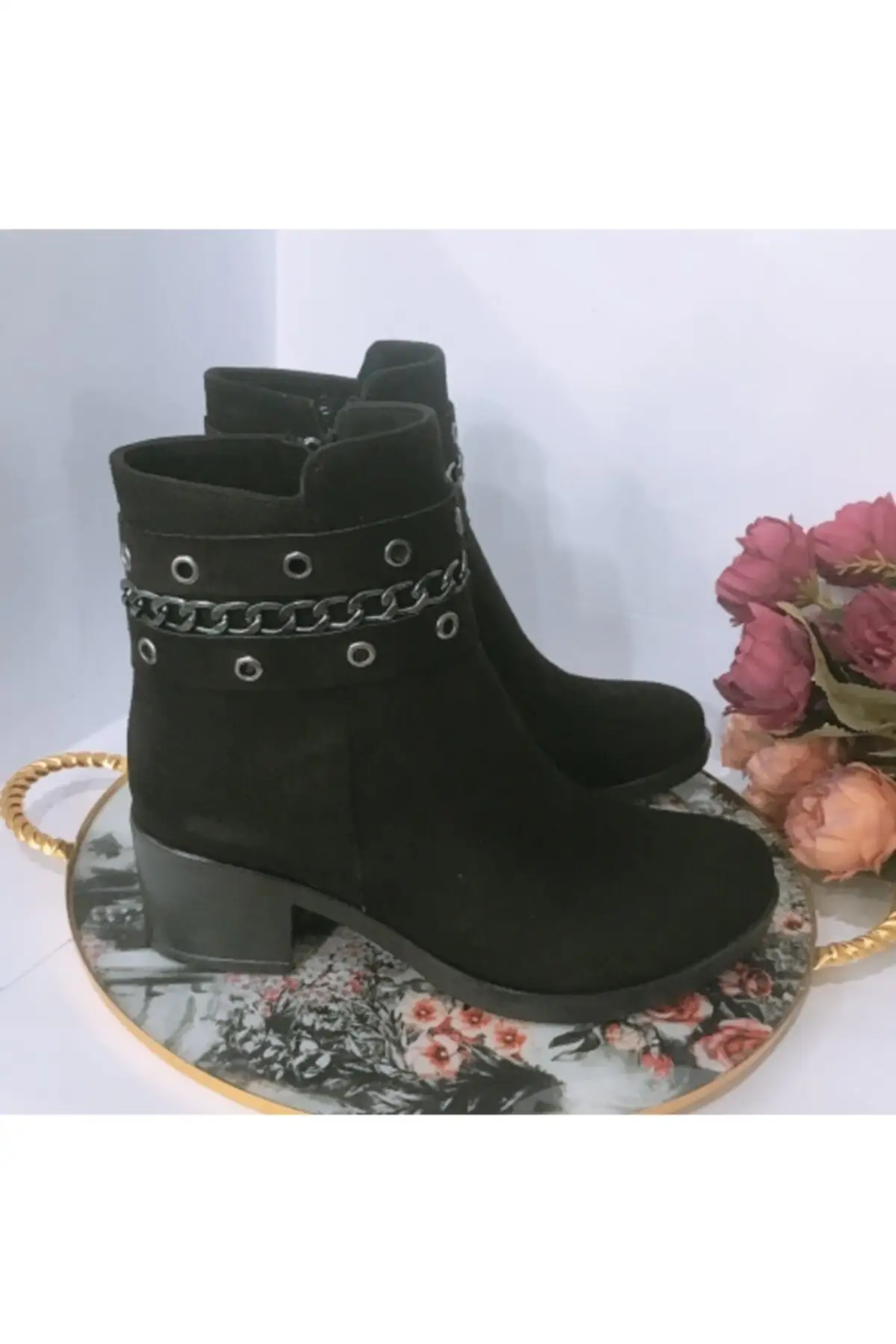 

Женские черные короткие сапоги