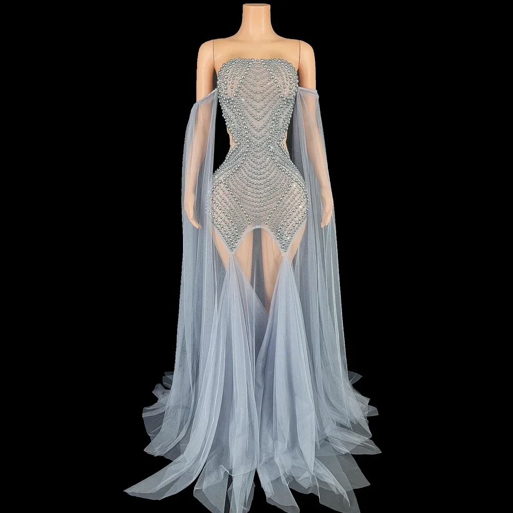 Прозрачное платье с открытыми плечами и блестящими стразами жемчугом женское