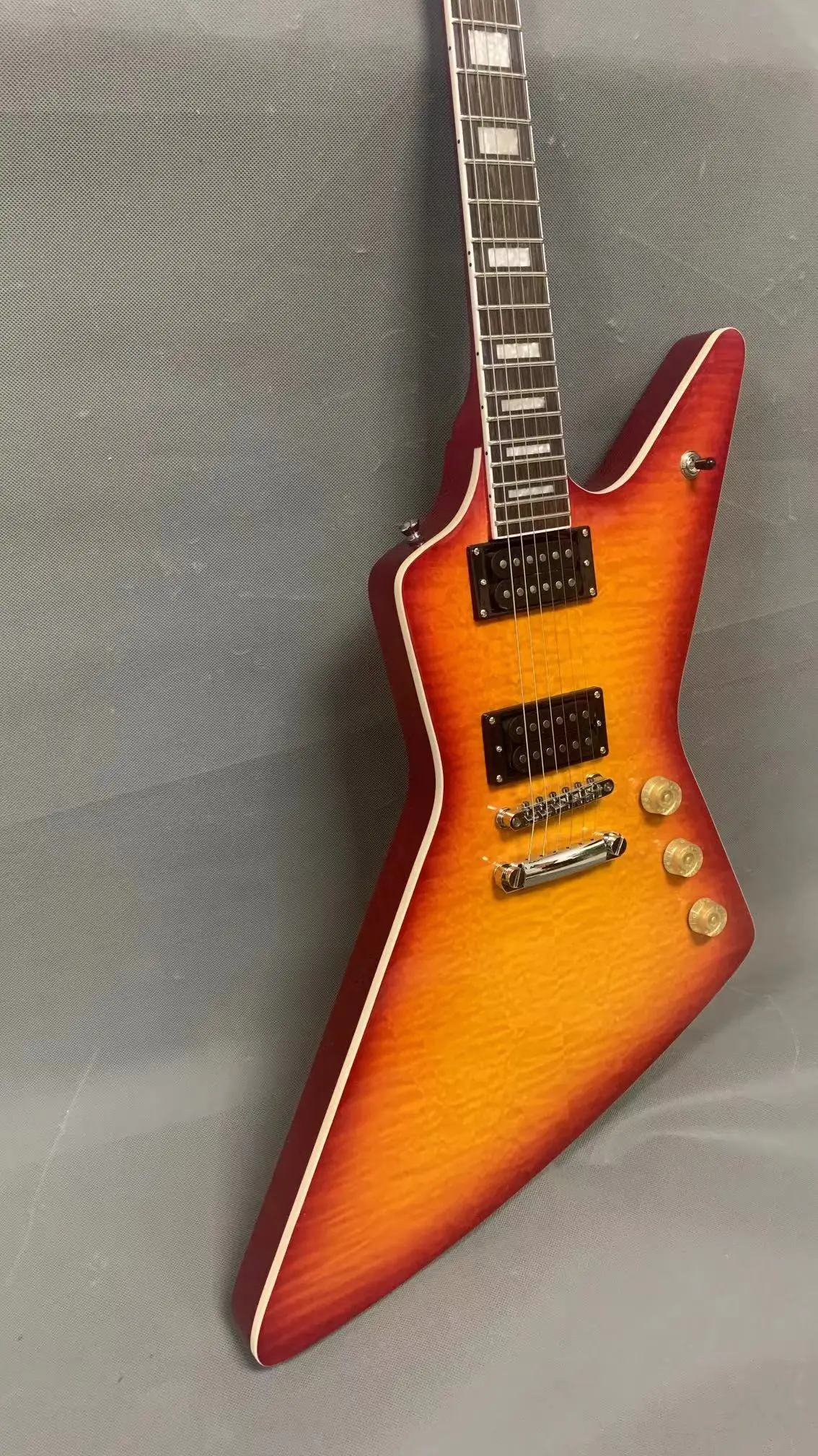 

Custom 6 string goose shaped electric guitar from China factory, tomato scrambled egg body, flame maple veneer, white binding, f