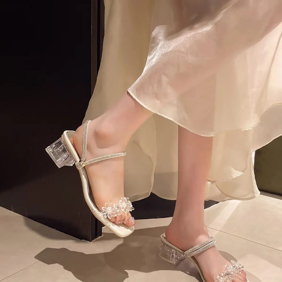 Женские сандалии с ремешками прозрачные босоножки цветами и кристаллами