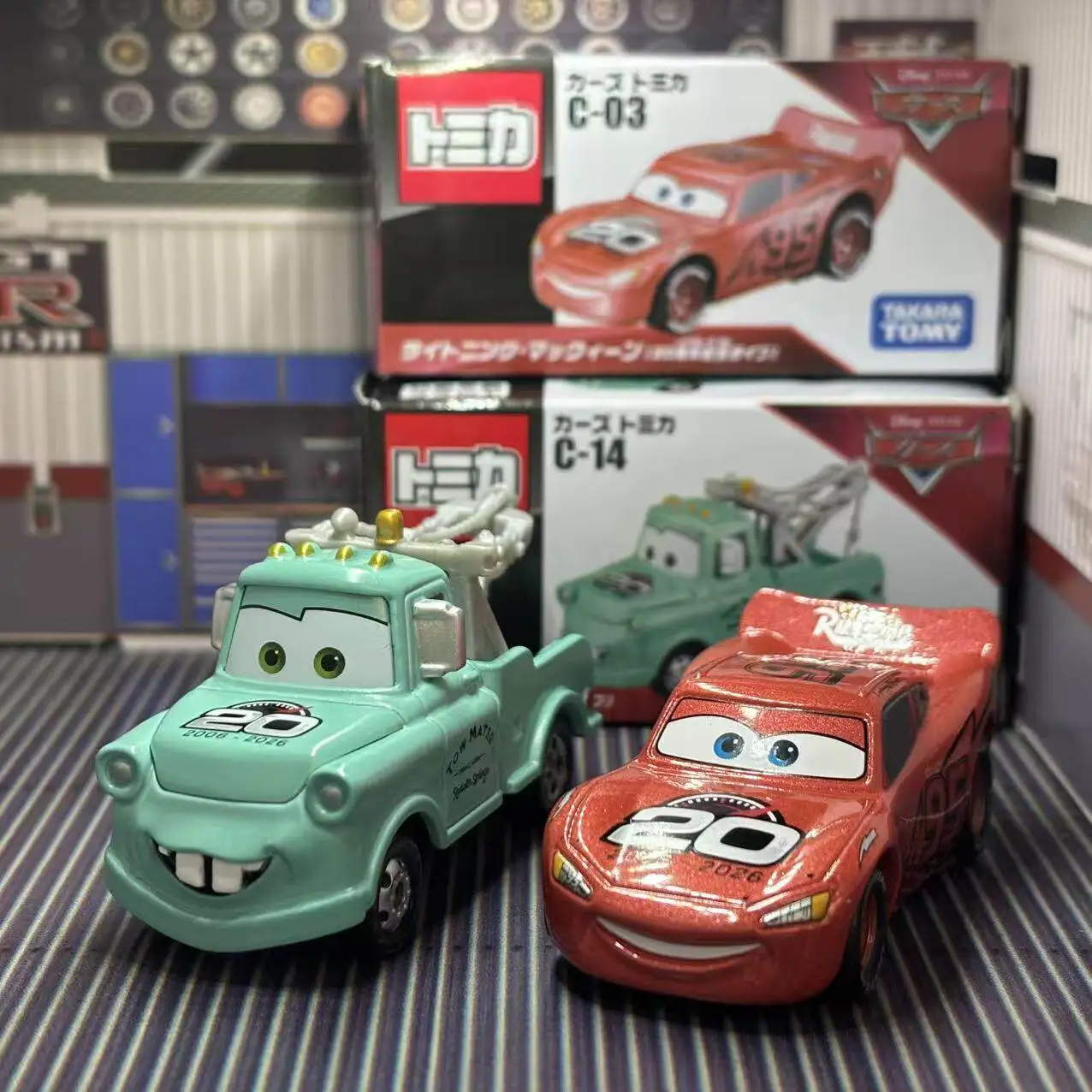 Фото Takara Tomy Disney Cars Tomica C03 Lightning McQueen C14 Mater, специальное издание к 20-летию, металлическая мини-машинка для мальчиков №1