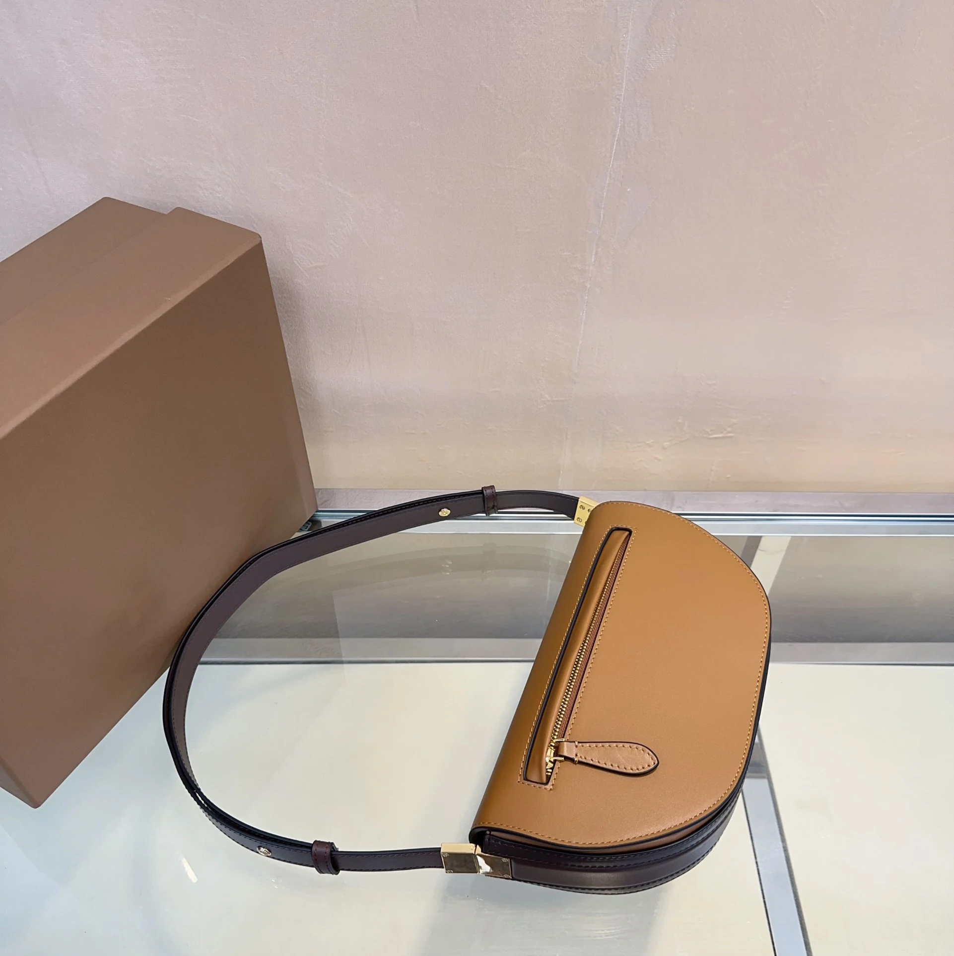 Современная минималистичная сумочка с регулируемым ремешком элегантным и