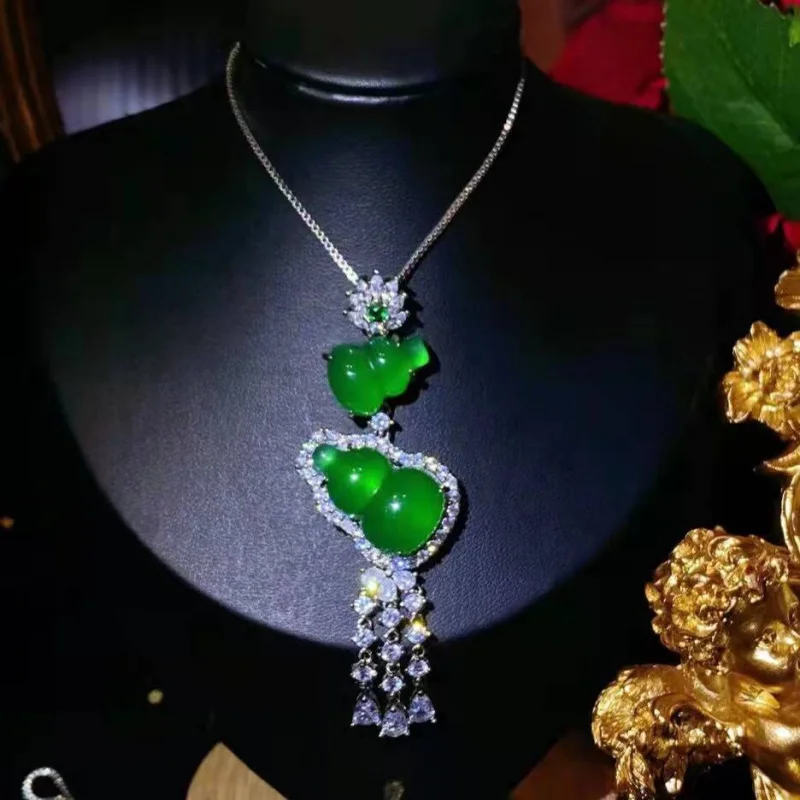 

Ожерелье из серебра 925 пробы с Императорским зеленым халцедоном и подвеской с изумрудом