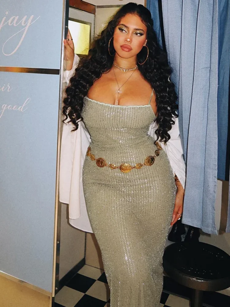 Элегантное облегающее длинное платье на бретельках с блестящими пайетками
