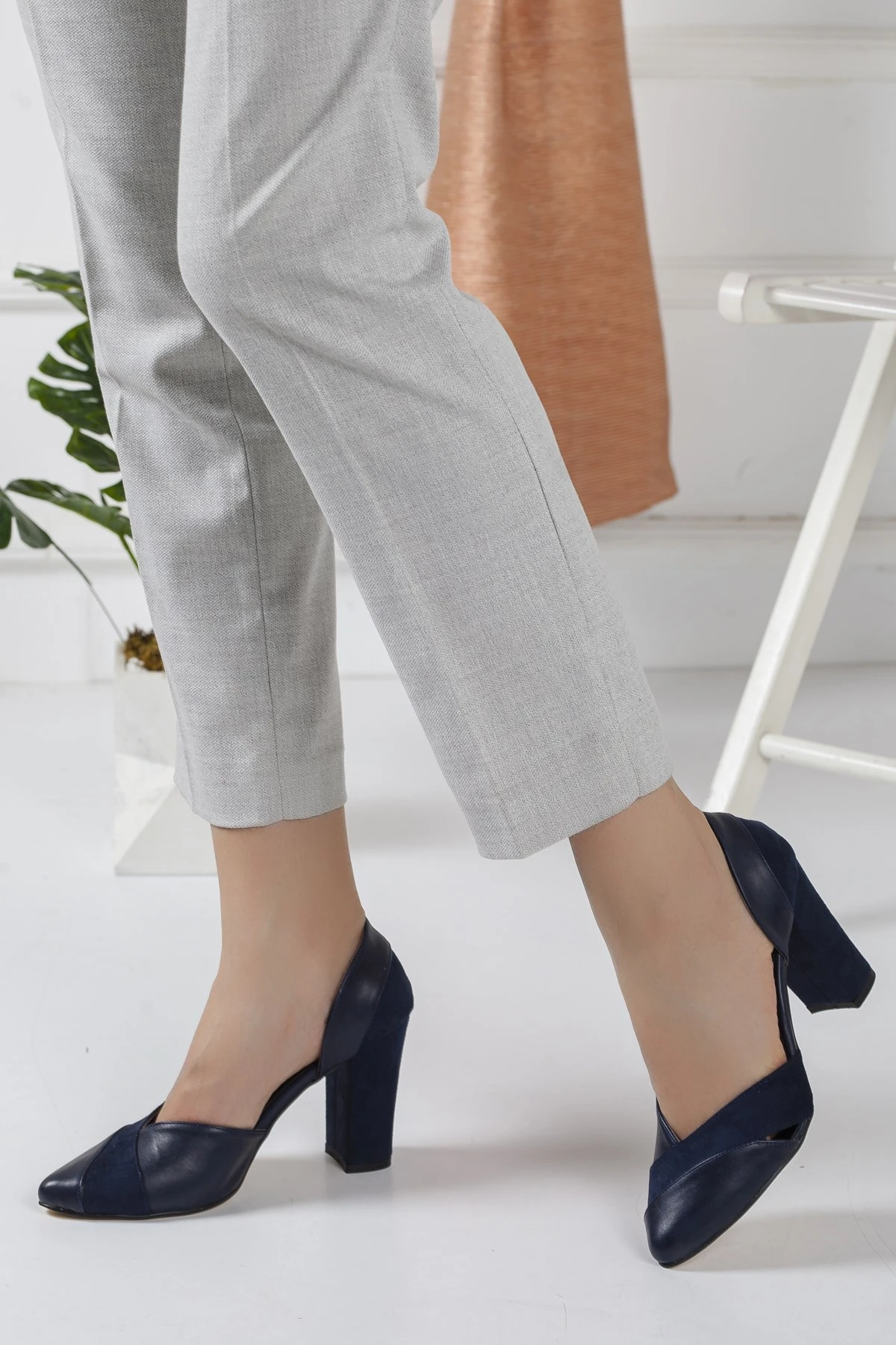 

Loretta Navy Blue High-Heeled Shoes