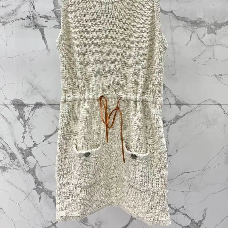 

Женское платье без рукавов, с круглым вырезом и поясом