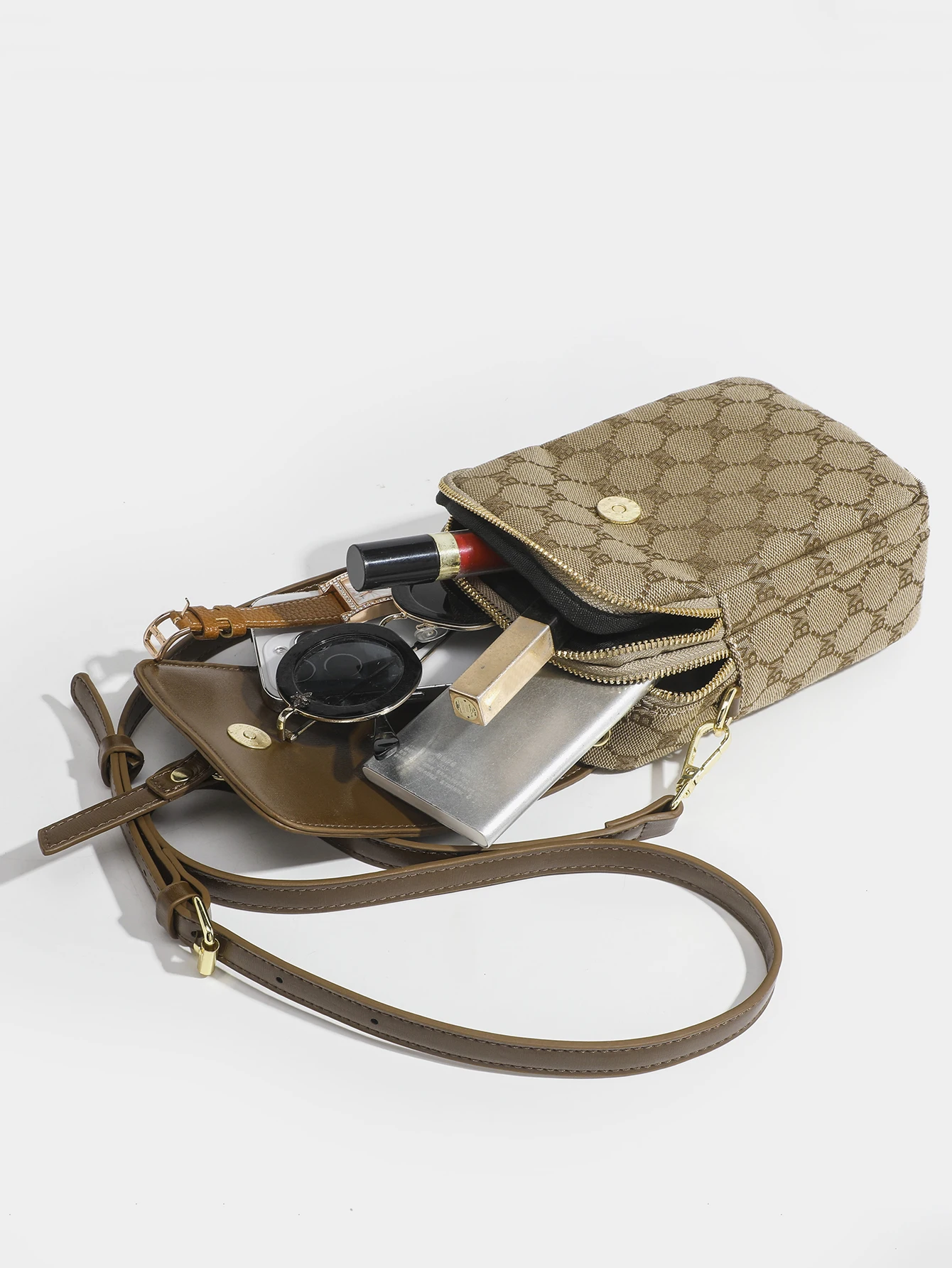 Женская маленькая круглая сумка в клетку с диагональным крестом контрастная