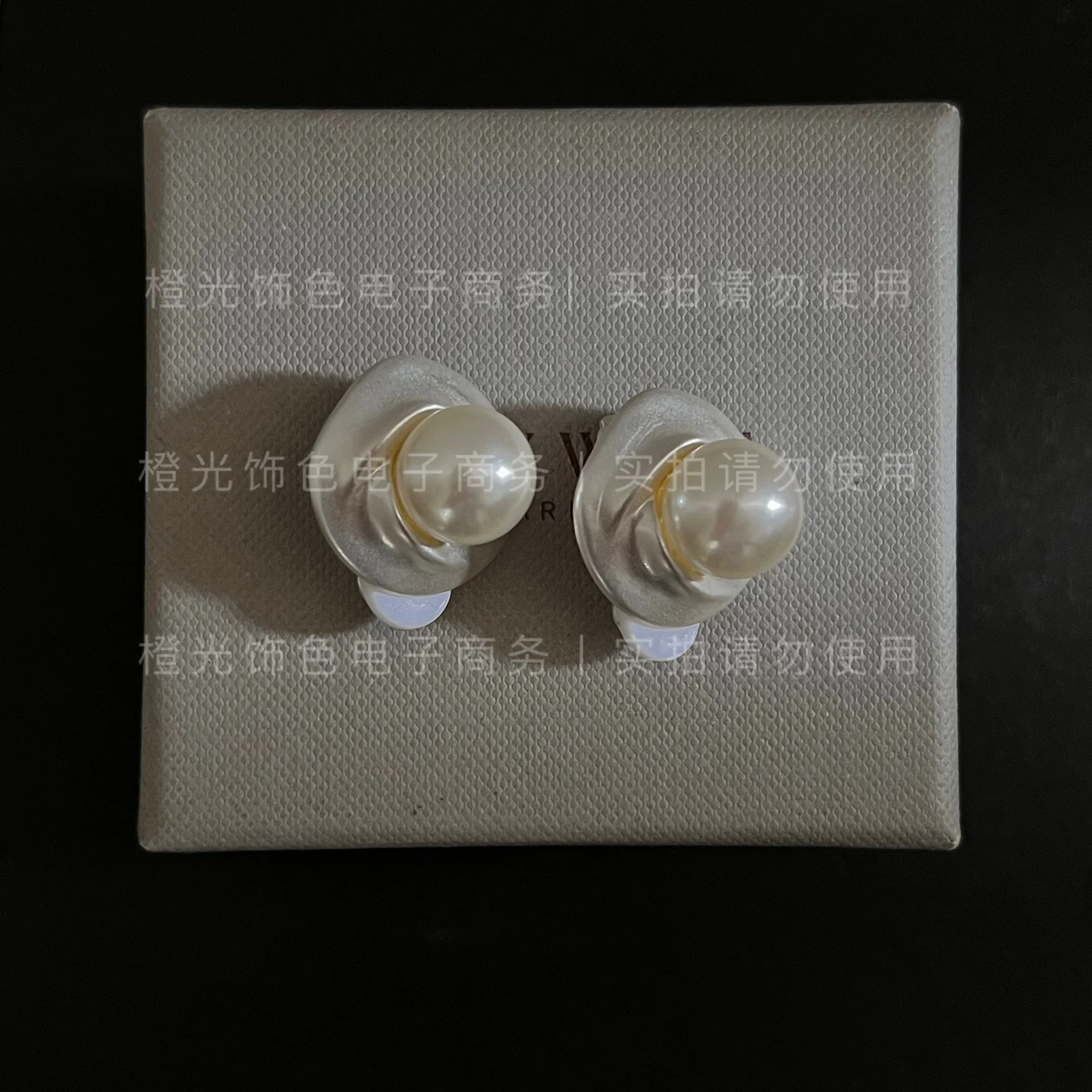 

Q French Palace Gentle, Intellectual, Elegant, Imitation Pearl Ear Clip, No Hole, Can Be Weared with Cool and Small