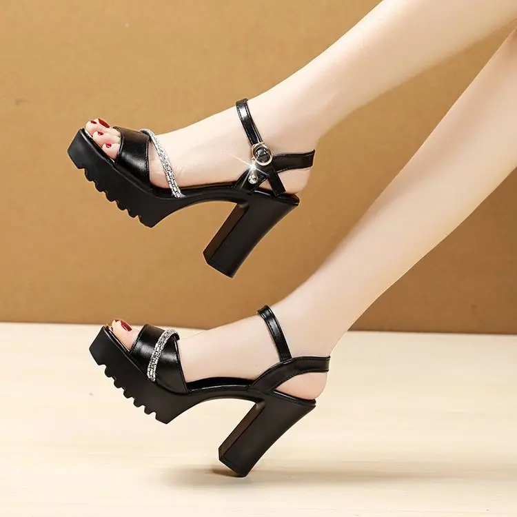 

Женские туфли-лодочки с ремешком на щиколотке и открытым носком на блочном каблуке