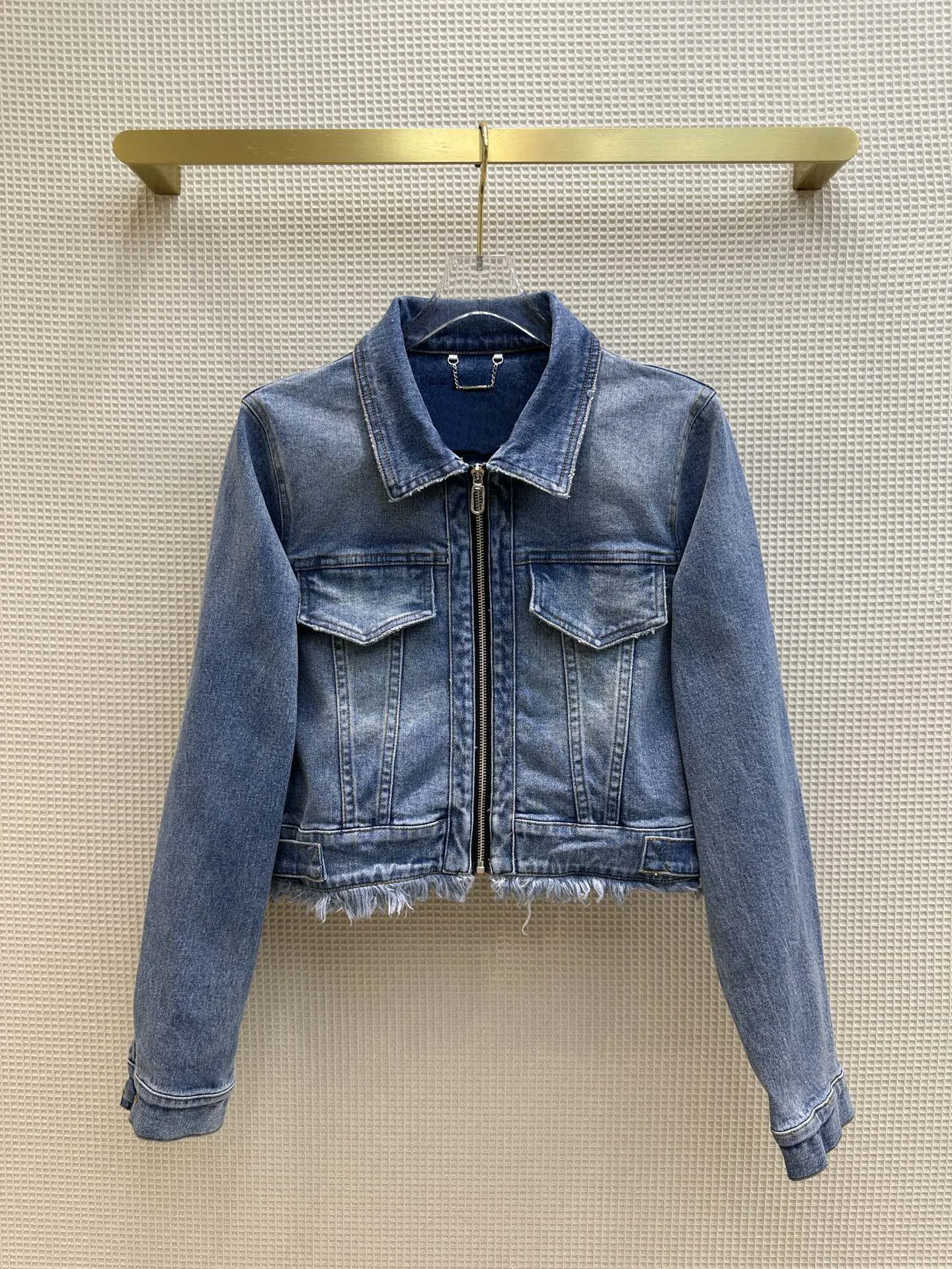 

Джинсовая куртка с воротником с лацканами и двумя карманами, украшенная мехом на подоле, Повседневная мода, Новинка лета 2023, Лидер продаж 0317