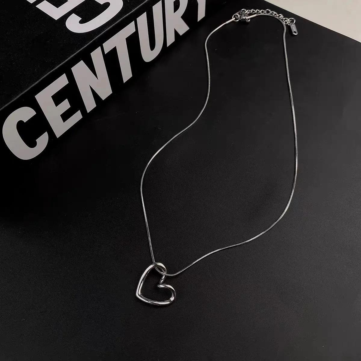 

Minimalist Heart Pendant Necklace for Women Korean Fashion Silver Color Light Luxury Hollow Heart Necklace Choker Women Jewelry