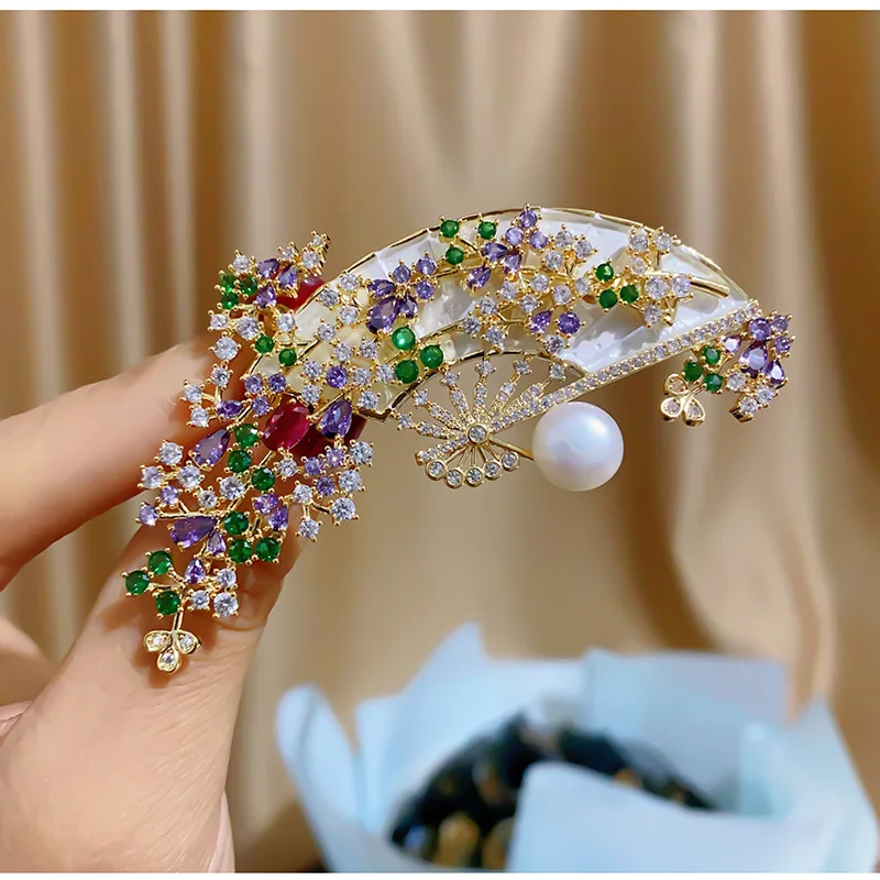 Элегантные темпераментные Броши с жемчугом и веером, булавки, новинка 2023, модная корсажная булавка с цветком и кубическим цирконием, ювелирные изделия с позолоченной бутоньтоньеркой
