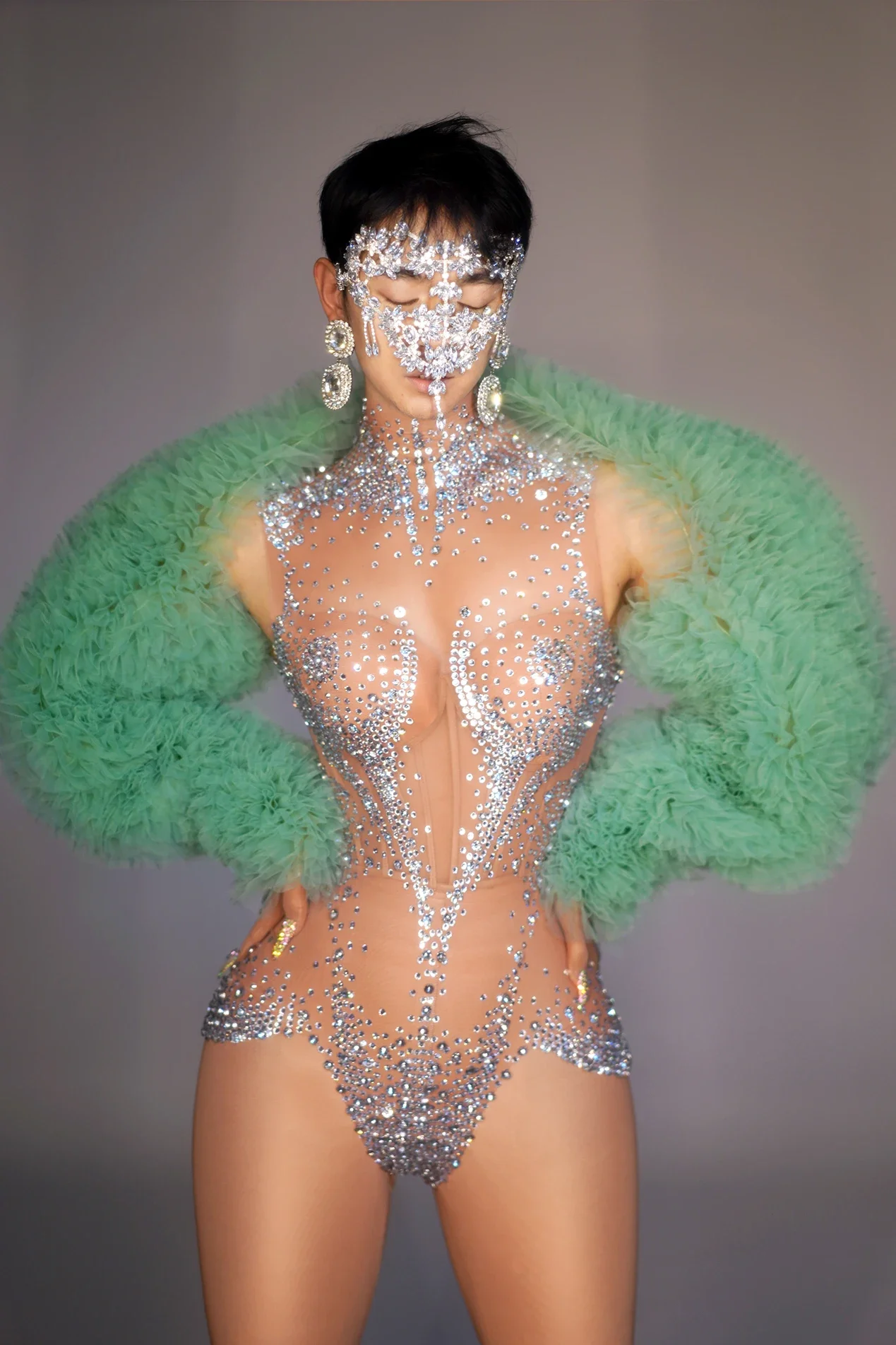 Сексуальное прозрачное платье без рукавов с серебряными стразами вечерний