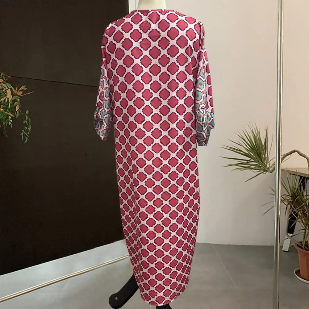 Свободное женское платье с геометрическим принтом V-образным вырезом свободное