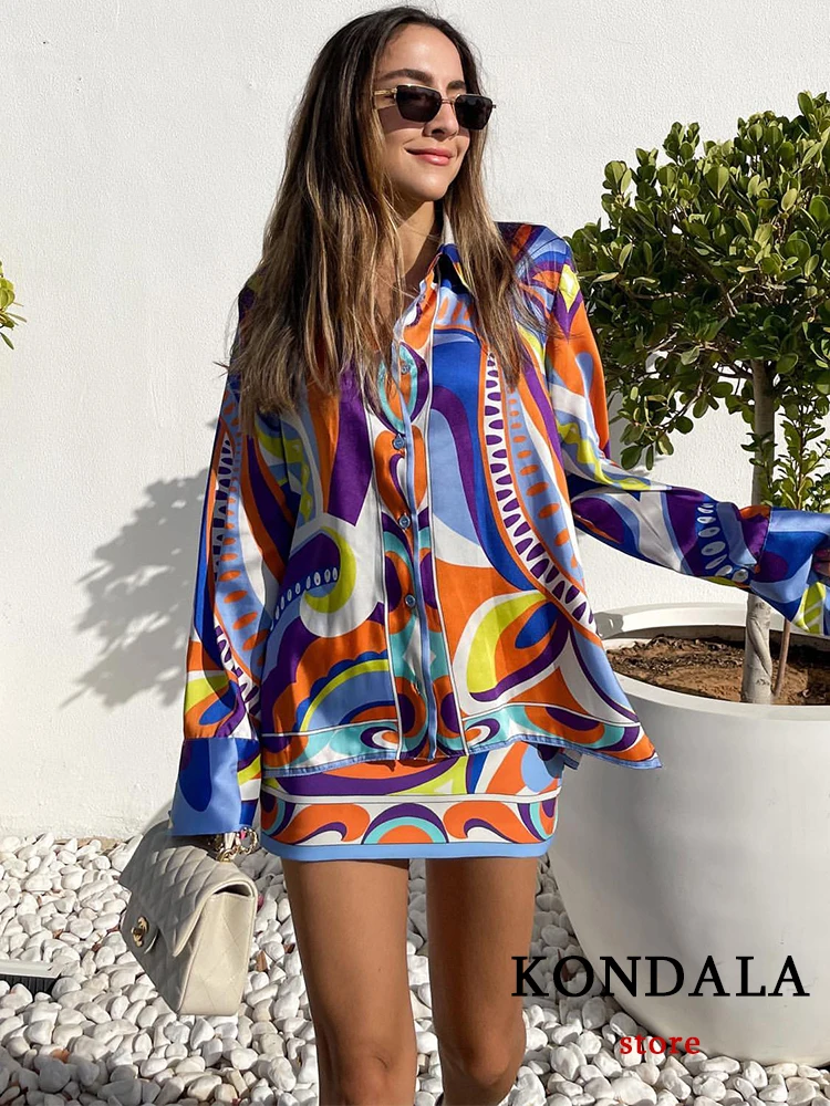 

Женская блузка на пуговицах и юбка-бермуды с высокой талией