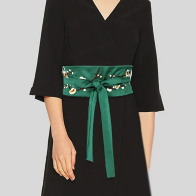 Традиционное кимоно с поясом зеленого черного красного цветов кардиган вышивкой