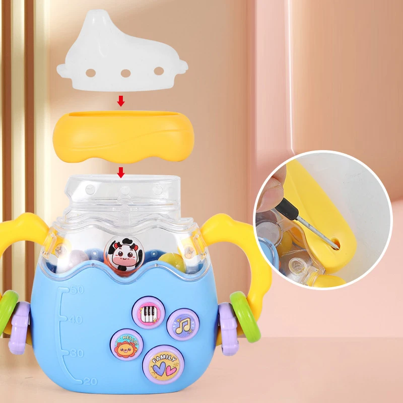 Детская развивающая игрушка-погремушка в виде бутылки