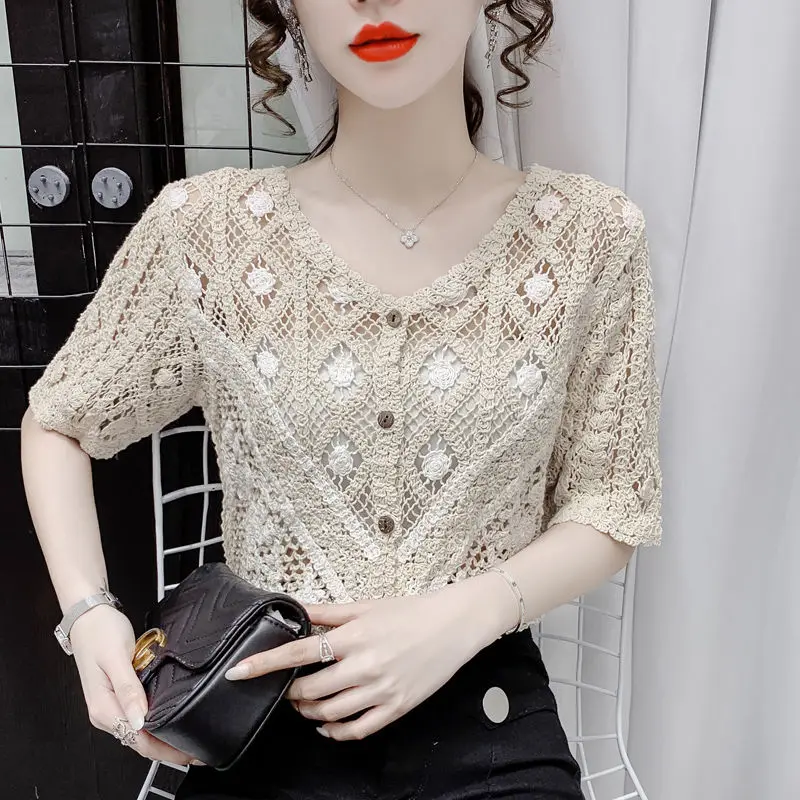 

Blouse female 2022 summer French retro heavy industry crocheted top women V-neck thin and gentle wind hollow short-sleeved shirt