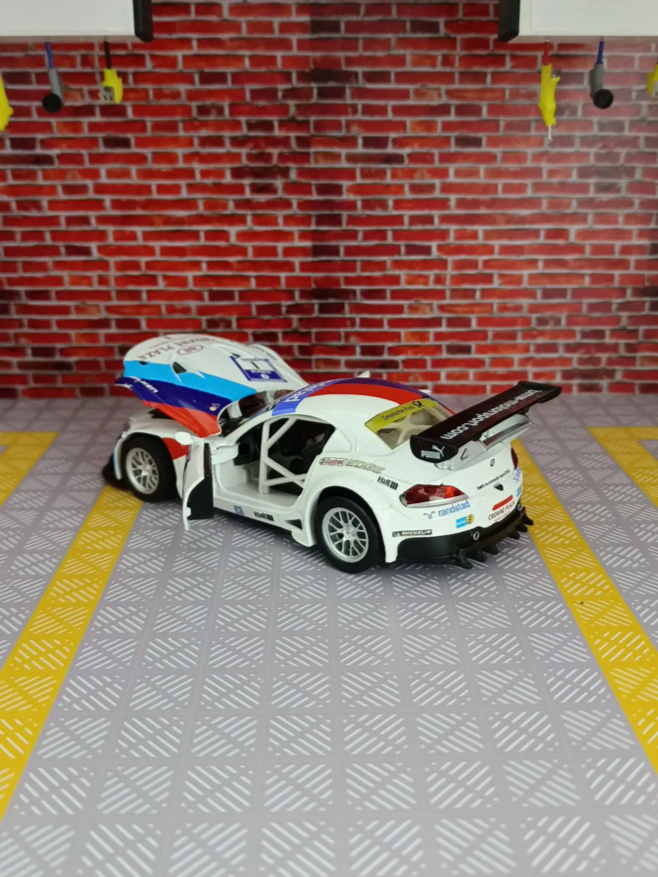 Модель автомобиля BMW Z4 из сплава металла, масштаб 1:32, с открывающимися дверями и капотом, богатая детализация, высокое качество изготовления. (art.: 3920dac3b74ce) - 3920dac3b74ce