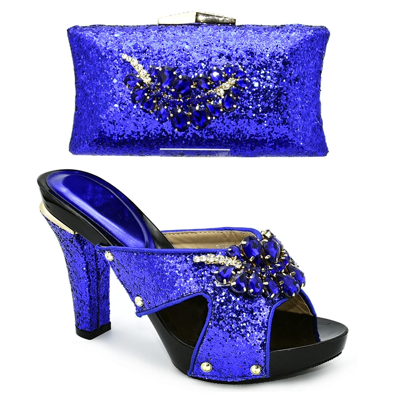 

Комплект из обуви и сумок, украшенных искусственными бриллиантами