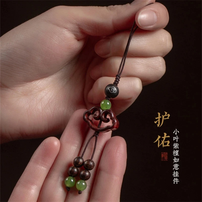 Маленькая подвеска из красного сандалового дерева в виде листа безопасный