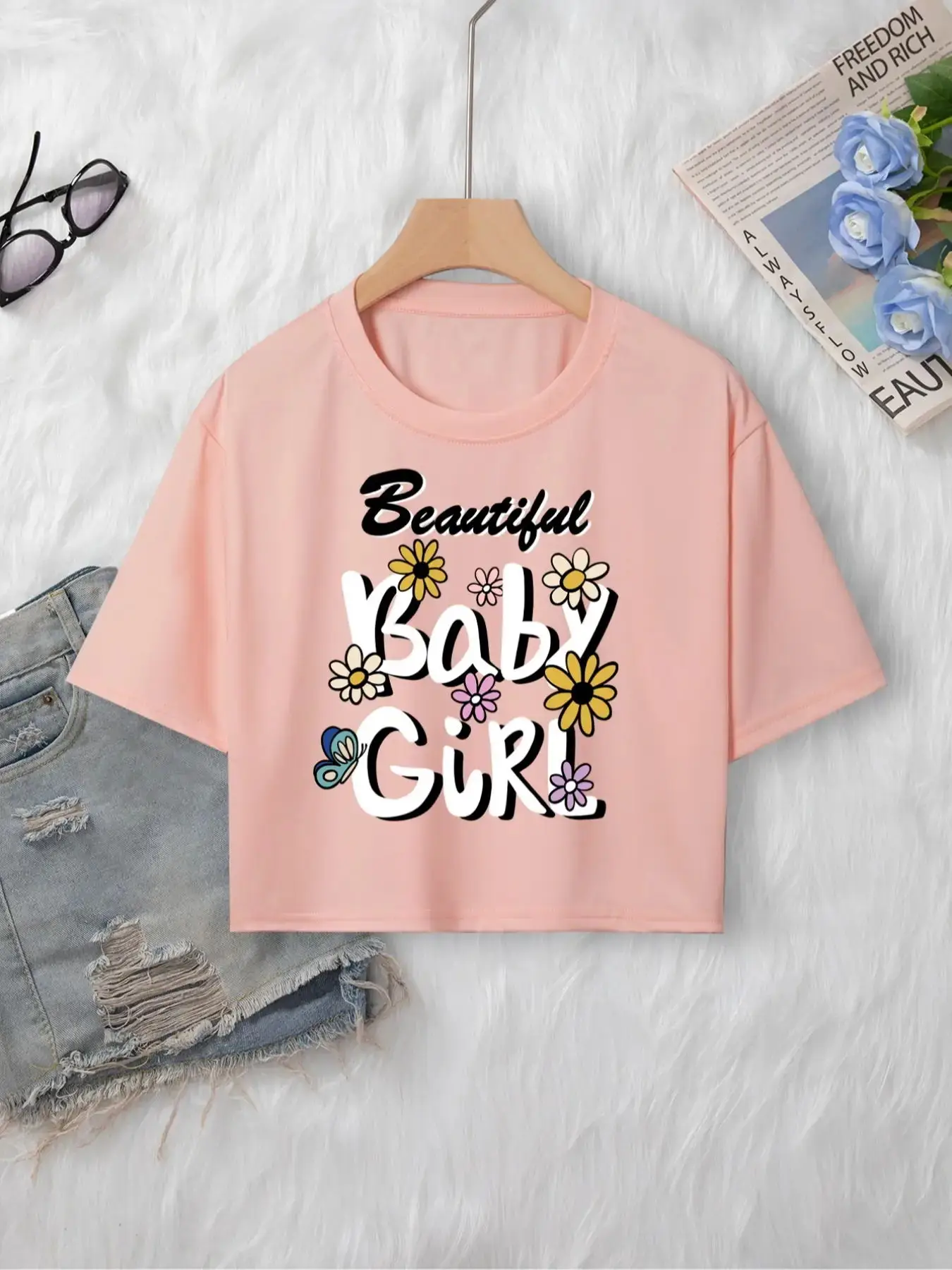 Женская короткая футболка с круглым вырезом