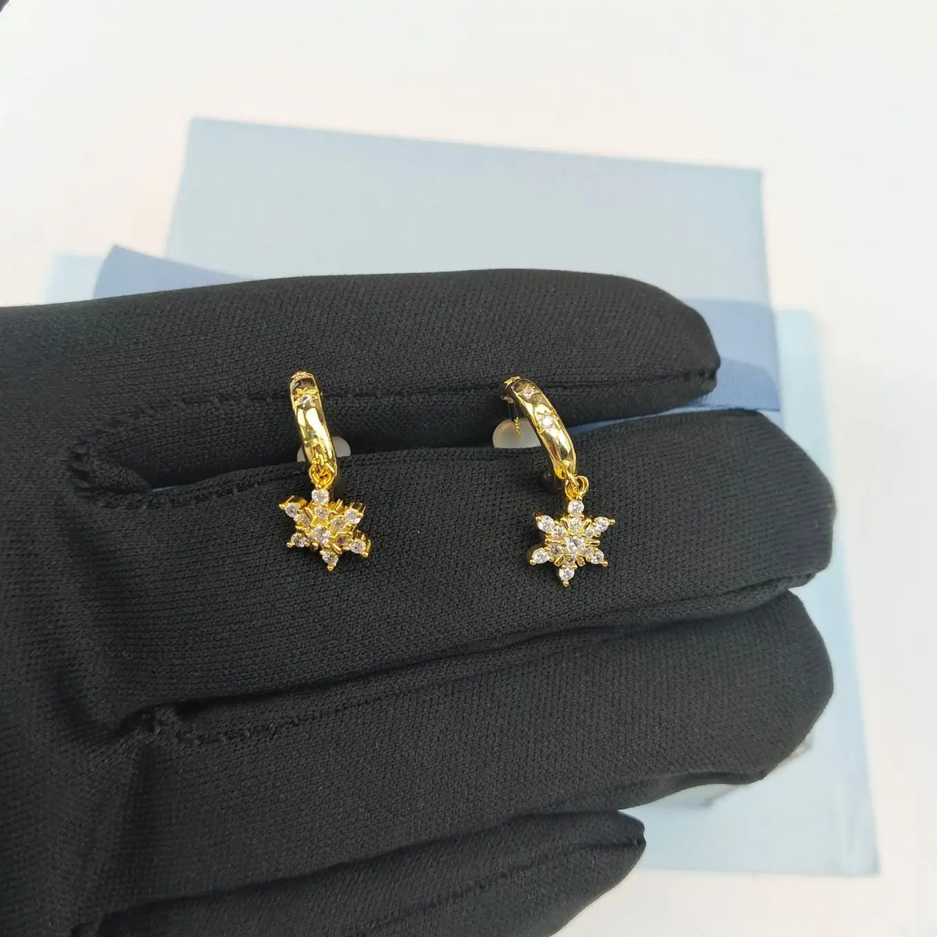 Серьги Starlight Snow Яркие элегантные серьги со снежинками из циркона с гвоздями