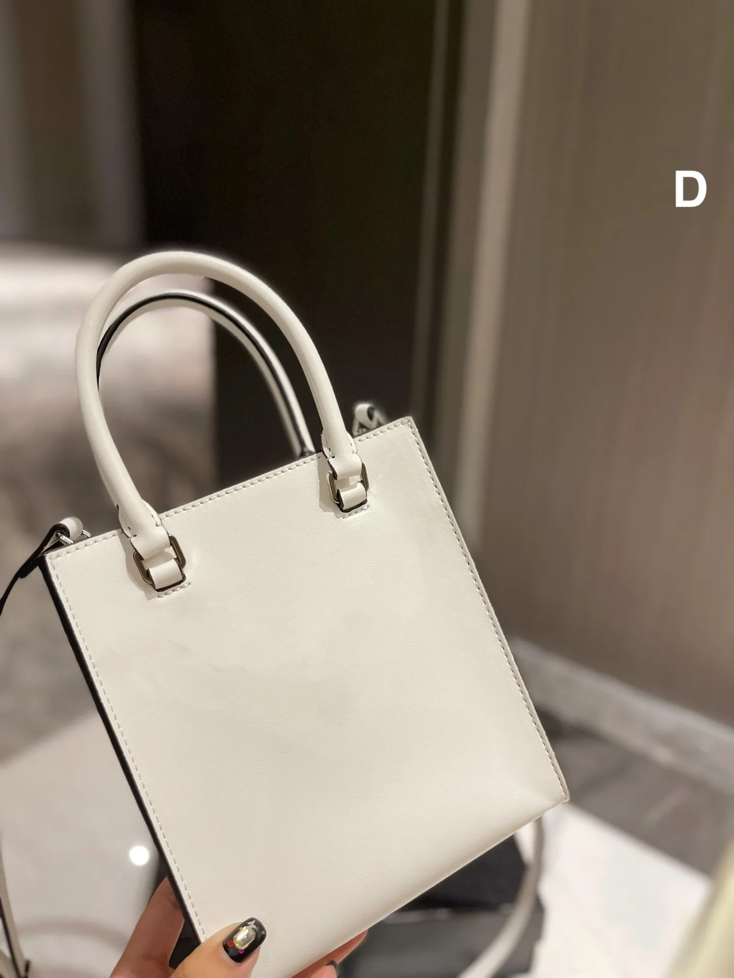 Korean handbag new fashion versatile One Shoulder Messenger small package mobile phone small square bag women's light