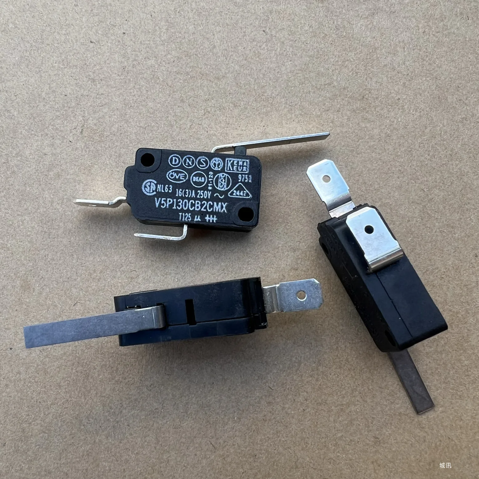 Оригинальный новый 100% V5P130CB2CMX Микропереключатель с ручкой 16 (3) A250V (art.: 3920c9ffdbb11) - 3920c9ffdbb11