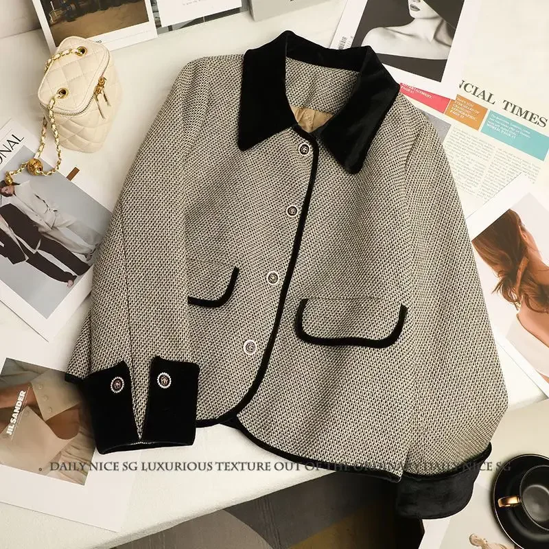 Осенне-зимняя твидовая куртка стильная укороченная с бархатными рукавами и