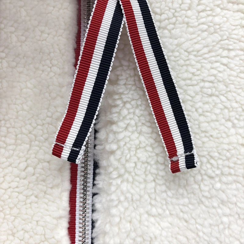 Рисунок 4 - Женское шерстяное пальто на молнии