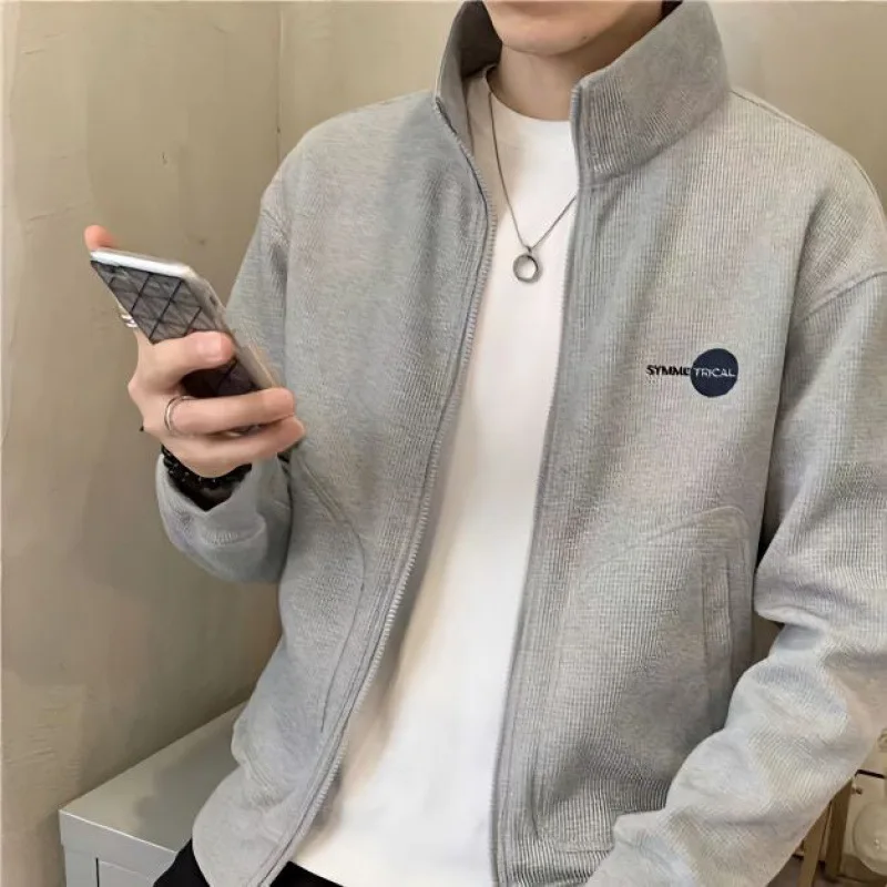 

Новинка 2023, Мужское пальто с капюшоном, осенне-зимняя тонкая свободная повседневная куртка с бархатной вышивкой и воротником-стойкой