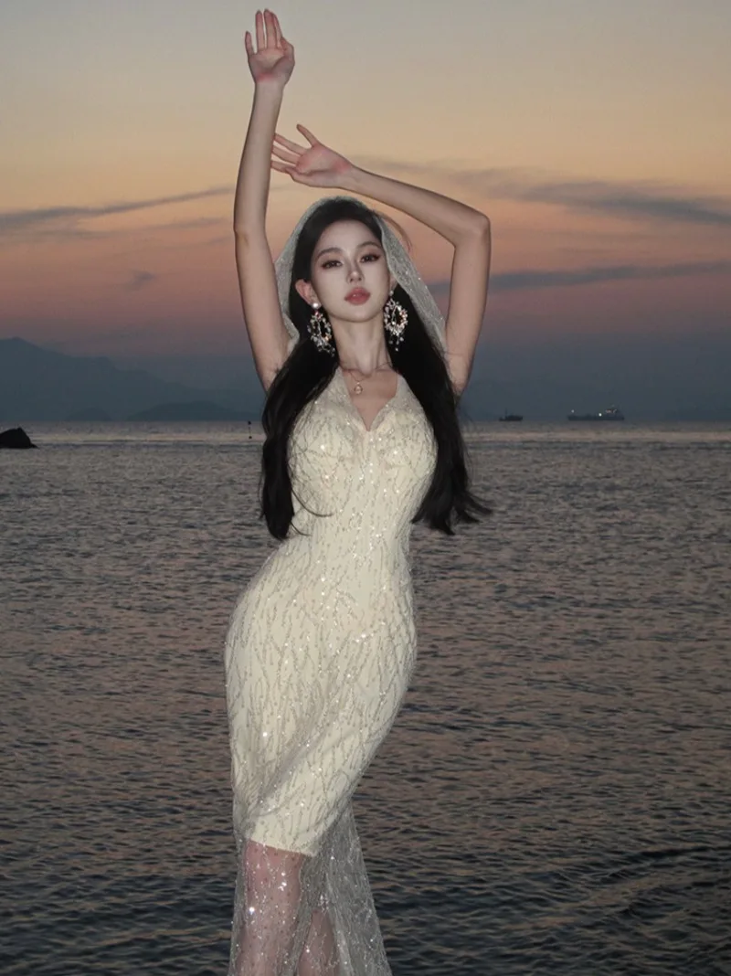 Абрикосовое сетчатое платье с капюшоном женское расклешенное пайетками