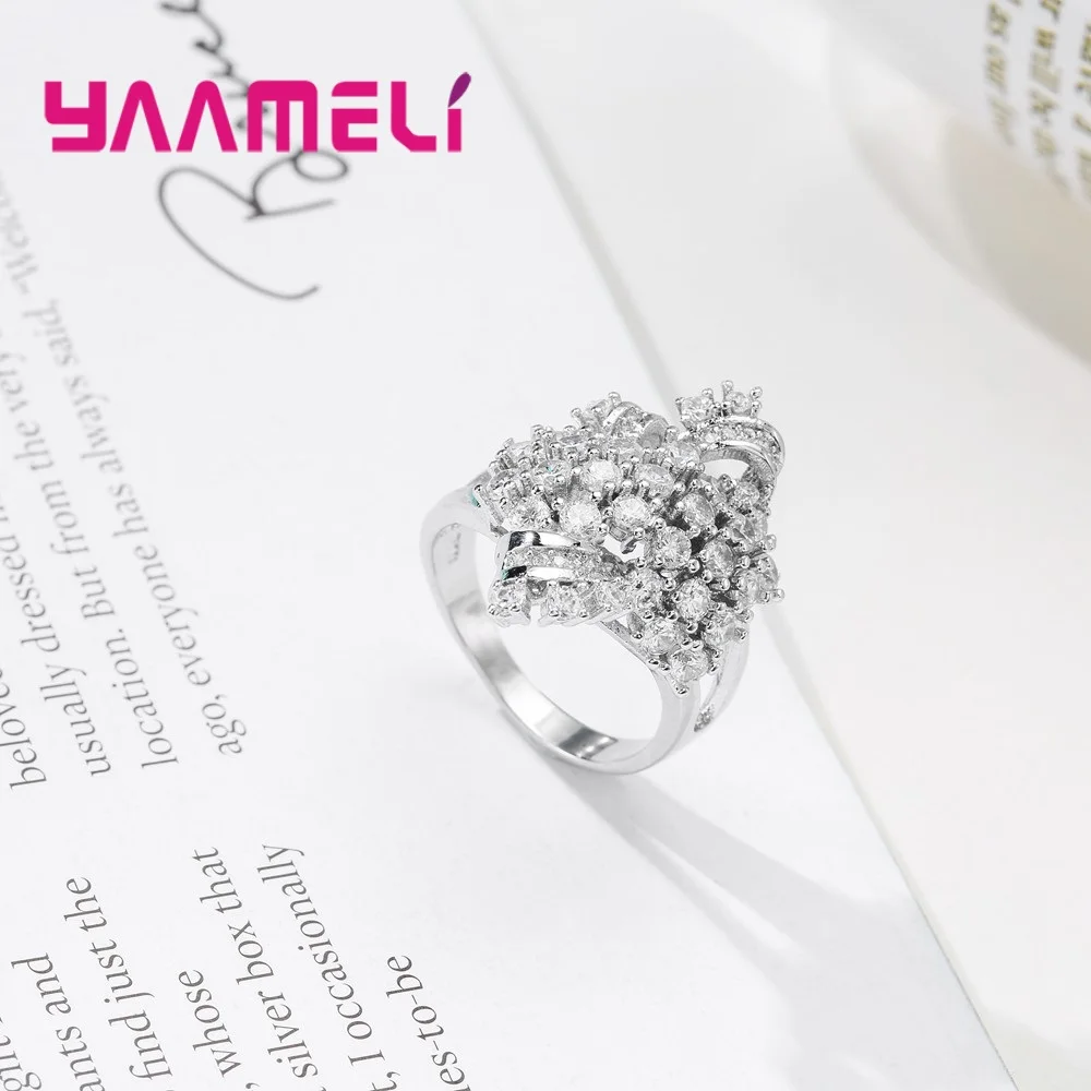 Женское кольцо из серебра 925 пробы с фианитами