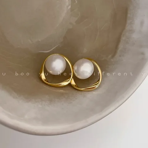 Золотые серьги-гвоздики с искусственным жемчугом